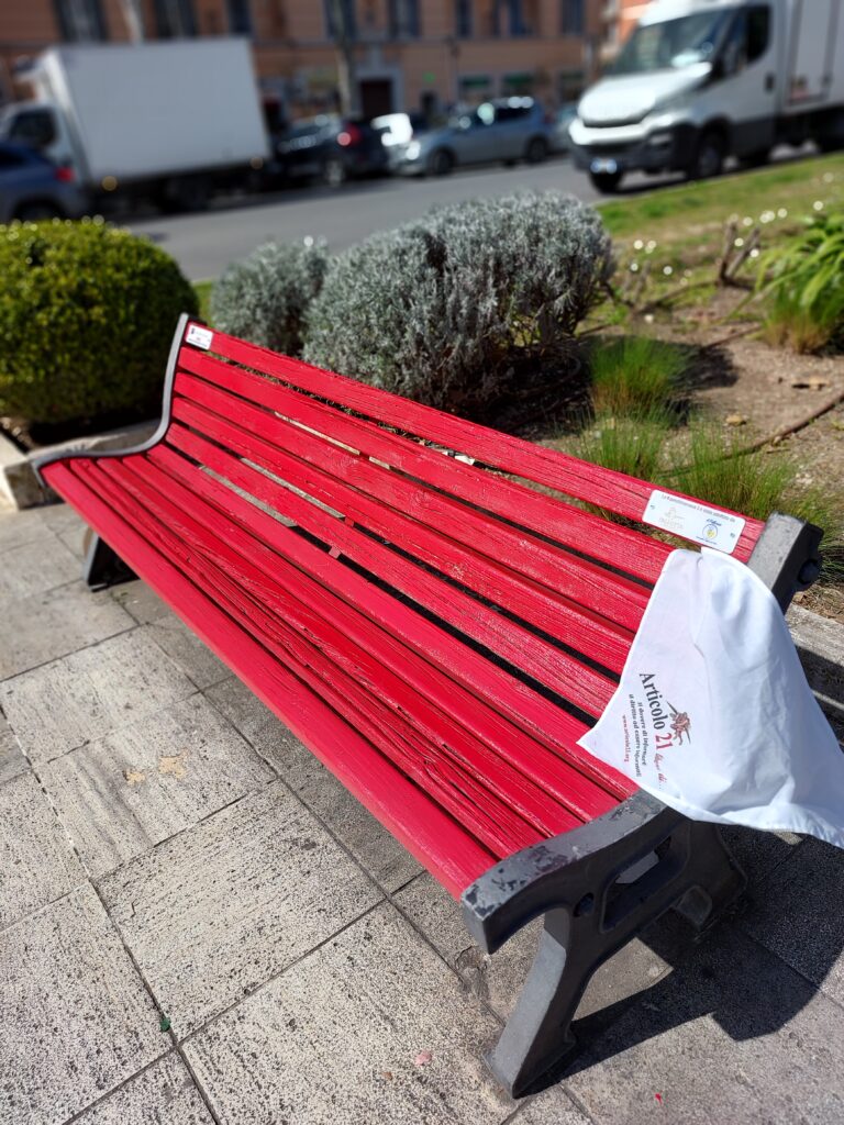 Le panchine rosse di Roma