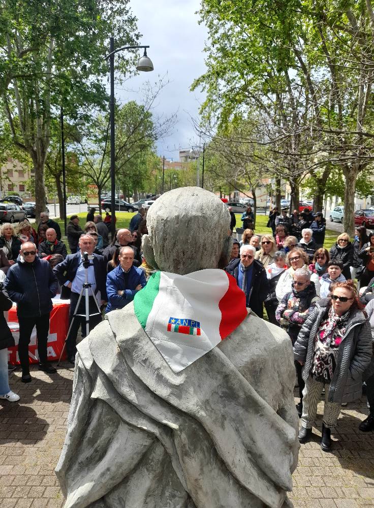 Il 25 Aprile di Latina: Articolo 21 e Anpi davanti al monumento dedicato a Sandro Pertini