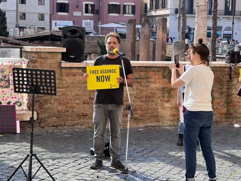 Un happening artistico a Perugia per celebrare Julian Assange