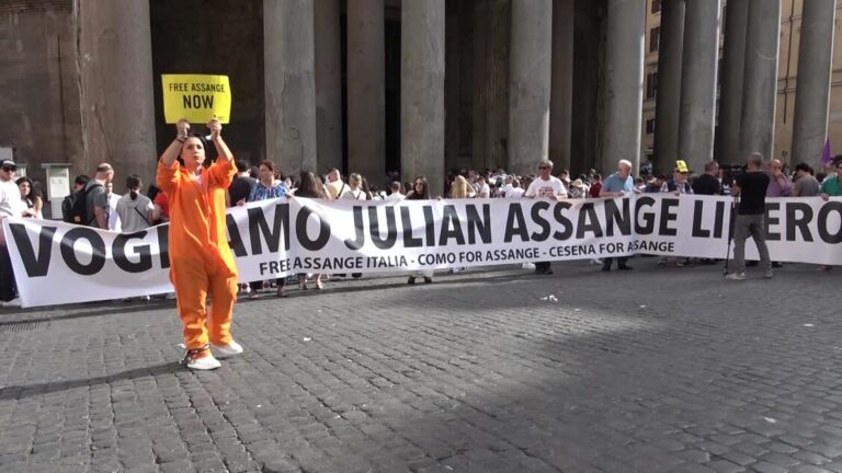 Di nuovo in piazza a Roma per Julian Assange. Vita: in ballo la libertà di stampa