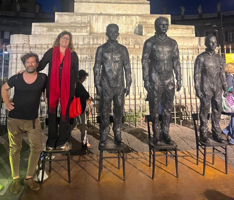 Assange tra i “rivoluzionari contemporanei” scelti dall’artista Davide Dormino
