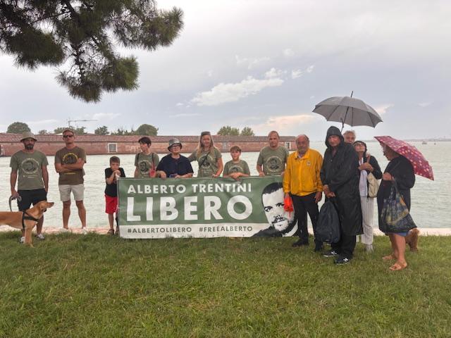 Al Lido di Venezia lo striscione per chiedere di liberare Alberto Trentini