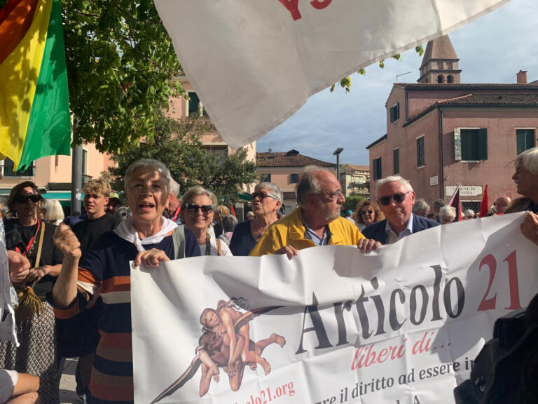 “Palestina libera – Stop al genocidio”. Oltre 12mila persone al Lido di Venezia