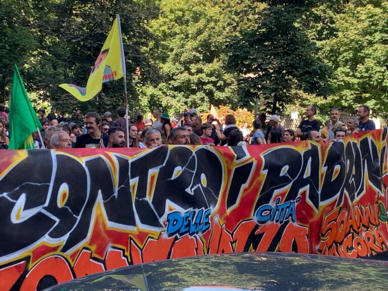 Il corteo per il Leoncavallo ha mostrato due modelli di città e di società