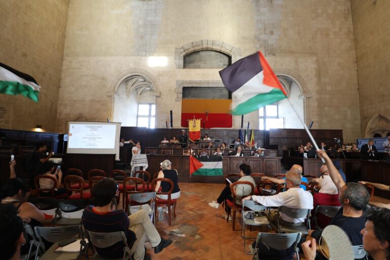 Napoli, città dell’inclusione: il sindaco espone la bandiera palestinese, il vescovo a dedica il sangue di San Gennaro ai bambini uccisi a Gaza