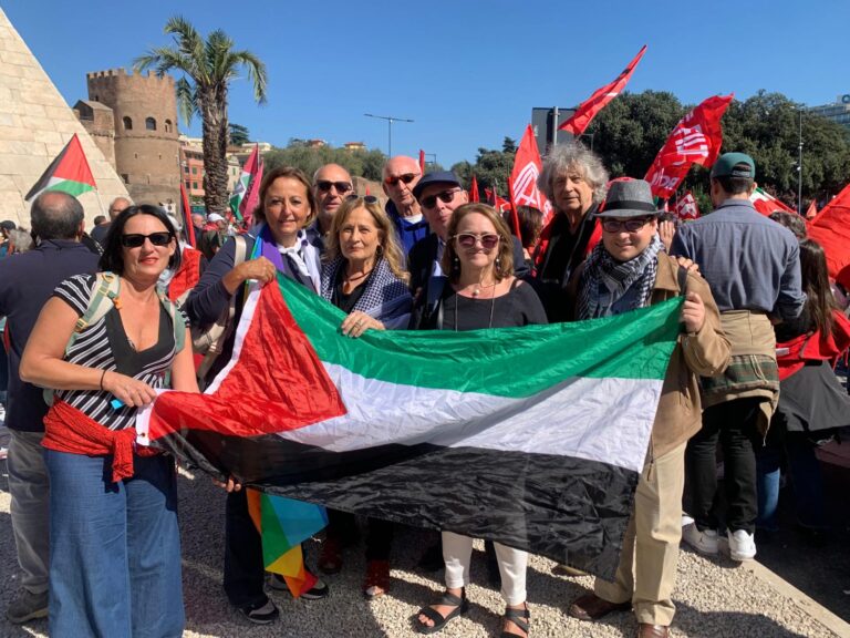 In seicentomila a Roma. Una lunghissima bandiera della Palestina anima il corteo