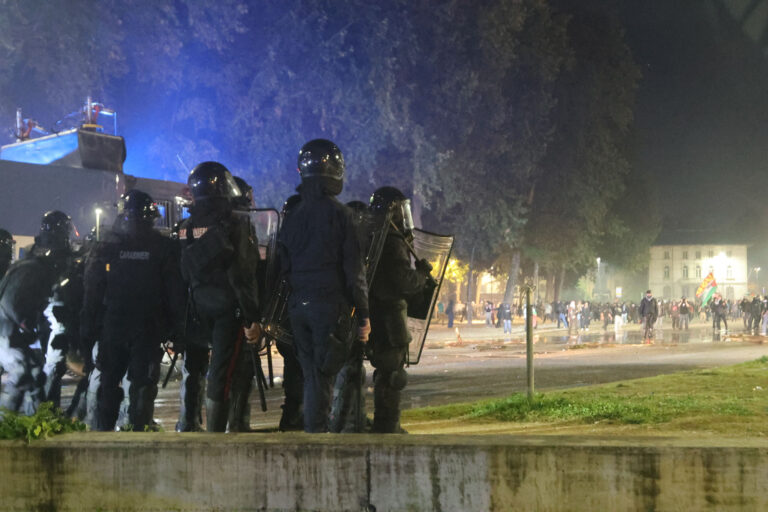 Scontri e proteste a Udine, feriti due giornalisti. Solidarietà da Articolo 21.