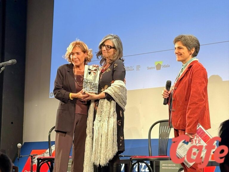 L’abbraccio del teatro Miele a Francesca Albanese che h a ritirato il Premio Luchetta