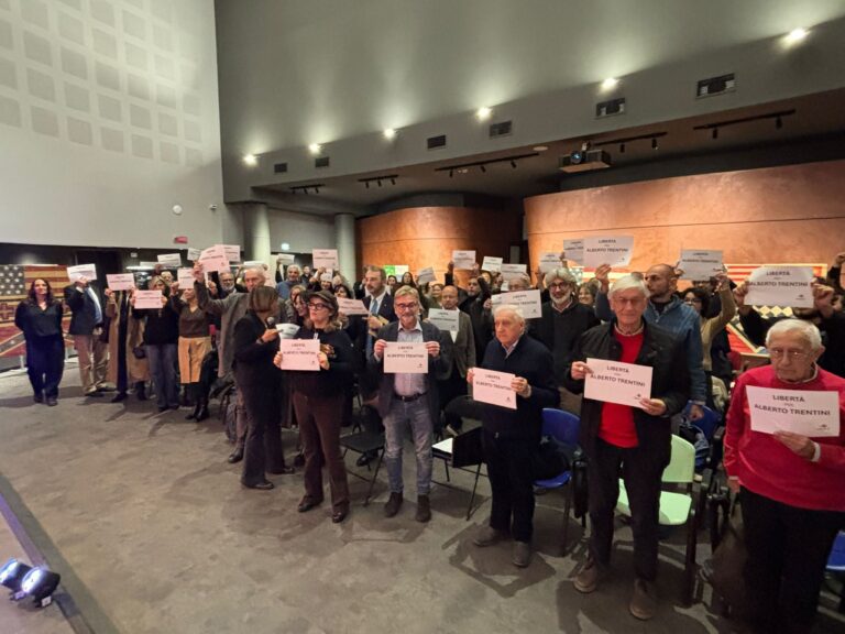Un cartello bianco per chiedere la liberazione di Alberto Trentini