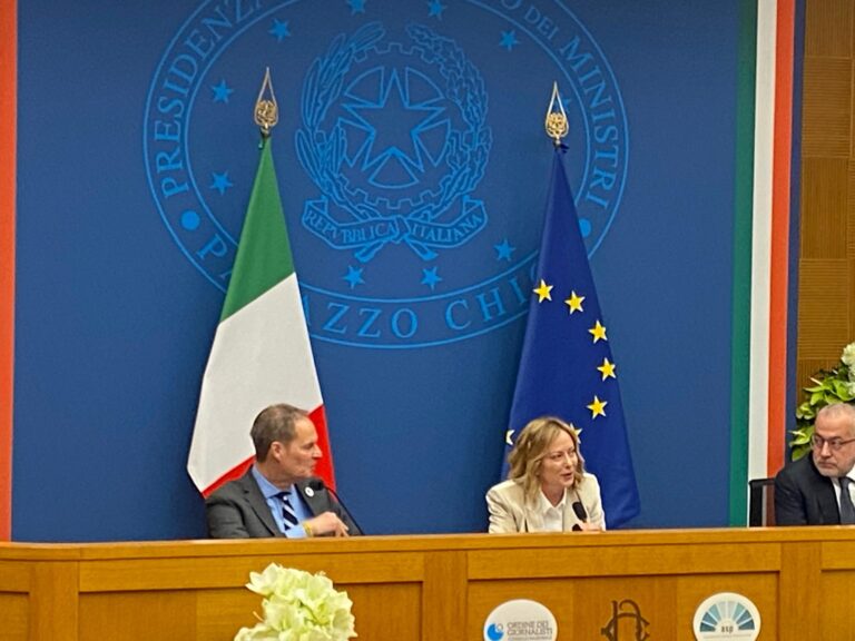 L’insostenibile leggerezza della conferenza stampa di Meloni. Inevase le domande cruciali sulla libertà di stampa in Italia