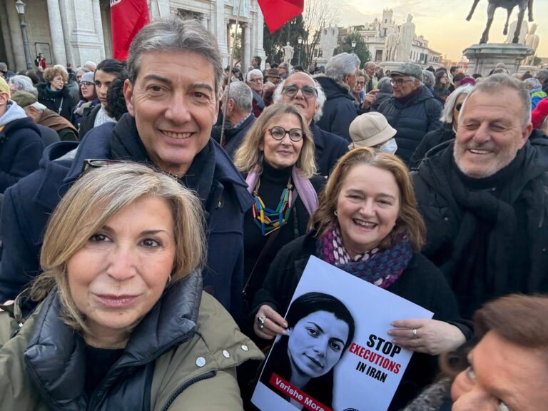 Dalla parte del popolo iraniano. In tanti in Campidoglio con Amnesty International