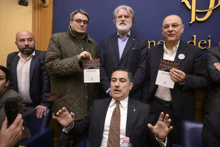 L’opposizione blocca la conferenza stampa di Casapound. Cantando “Bella ciao”. Marsella: torneremo
