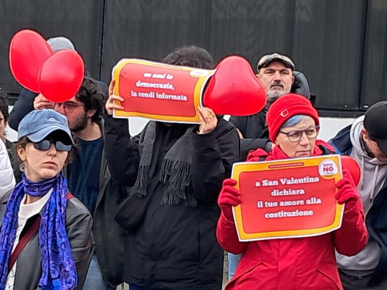 A Bologna presidio davanti alla sede Rai del Comitato per il NO al Referendum