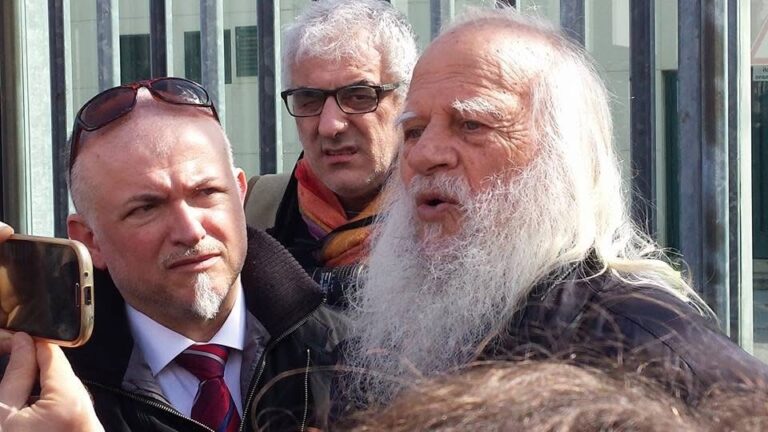 Dieci anni fa, il dito di Vincenzo Agostino puntato contro Giovanni Aiello, nell’aula bunker di Palermo