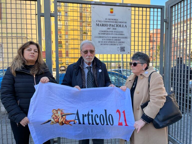 L’insulto alla memoria: a Napoli, il degrado sfigura il ricordo di Mario Paciolla