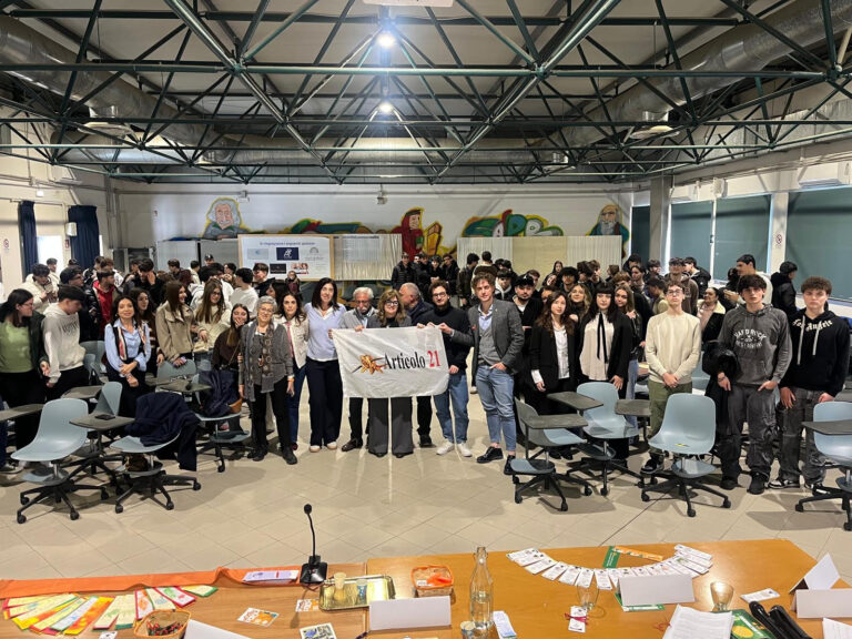 Il Percorso dei Giusti del liceo “Carlo Miranda” di Frattamaggiore dedica due targhe a Piersanti Mattarella e Piero Calamandrei, ricordando Mario Paciolla