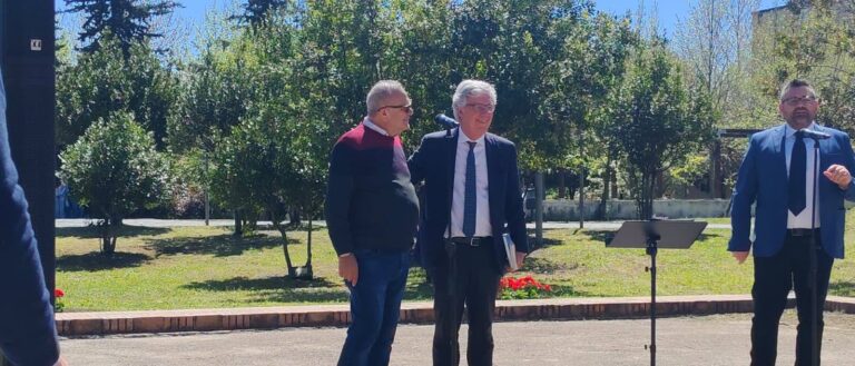Quanta speranza in una foto. Paolo Siani e Giovanni Impastato inaugurano il centro dedicato ai fratelli
