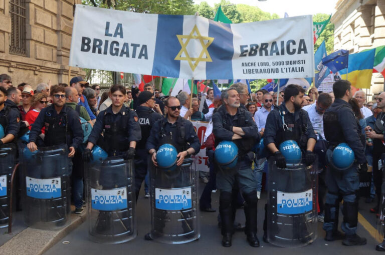 Tensione a Milano al corteo del 25 aprile, insulti alla Brigata ebraica: “Fuori, assassini”