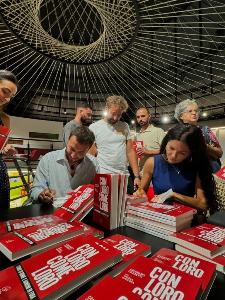 Esce in questi giorni tradotto in spagnolo il libro “Con Loro Come Loro. Storie di donne e bambini in fuga” (Paoline 2024) di Gennaro Giudetti con Angela Iantosca