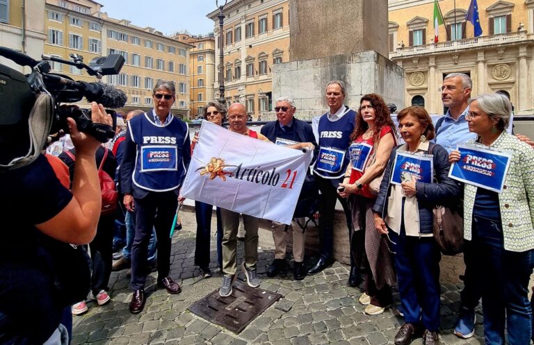 Flash mob di giornalisti e operatori media davanti a Montecitorio