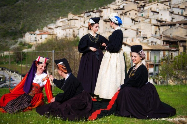 Nelle pieghe del tempo: l’antico costume di Scanno diventa visione contemporanea