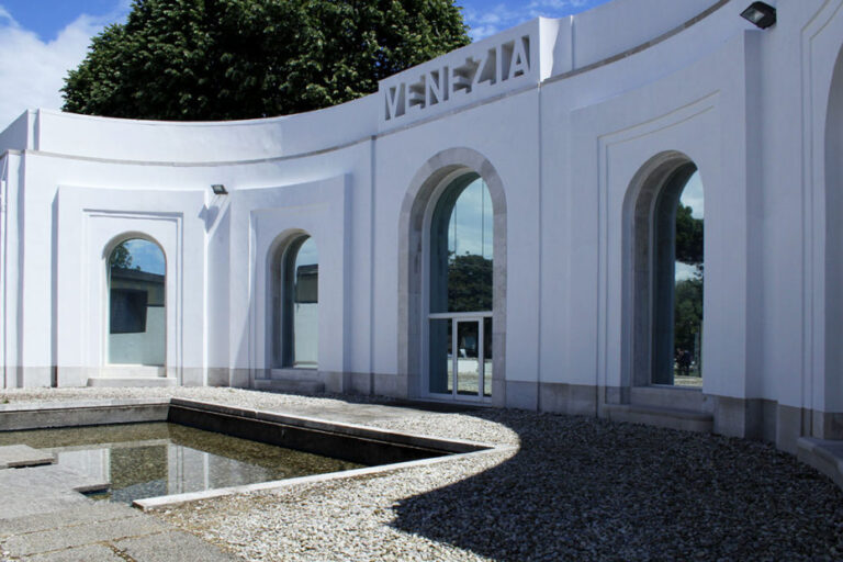 Lasciate puliti almeno i giardini della Biennale…