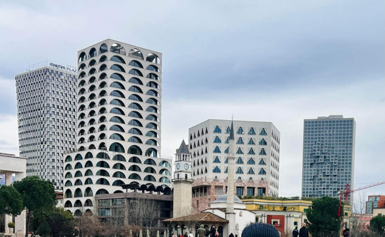 Tirana: la città del capitale opaco tra boom immobiliare, rischio di riciclaggio e divario sociale crescente