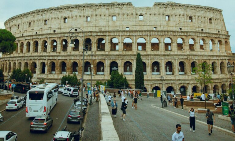 Roma e i migranti invisibili: il nuovo volto dell’emarginazione urbana