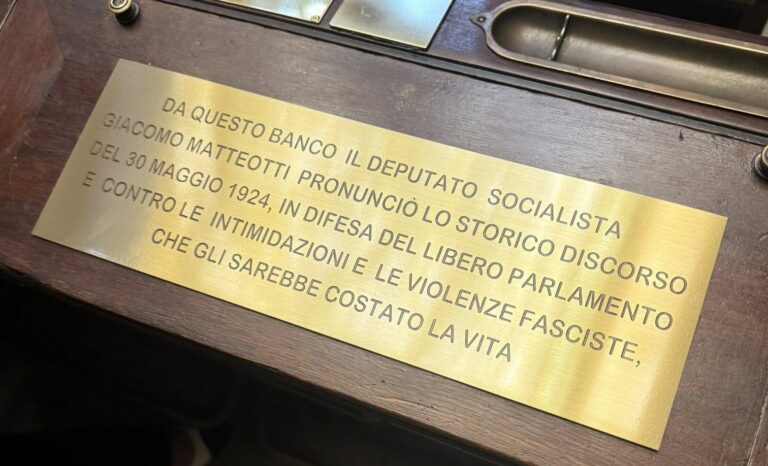 Aula vuota per l’inaugurazione del banco di Giacomo Matteotti