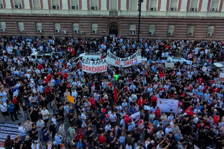 Albania, la terra svenduta tra grandi interessi, mentre il popolo protesta, Europa e Italia tacciono