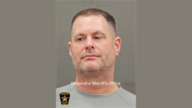 Agente CIA arrestato con 303 lingotti d’oro: lo scandalo che imbarazza Washington