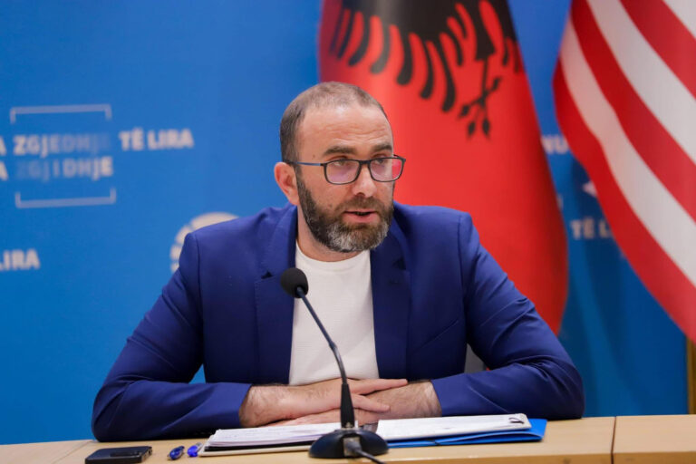 Albania, opposizione in piazza contro il governo Rama: “Sistema segnato da corruzione e mancanza di trasparenza”