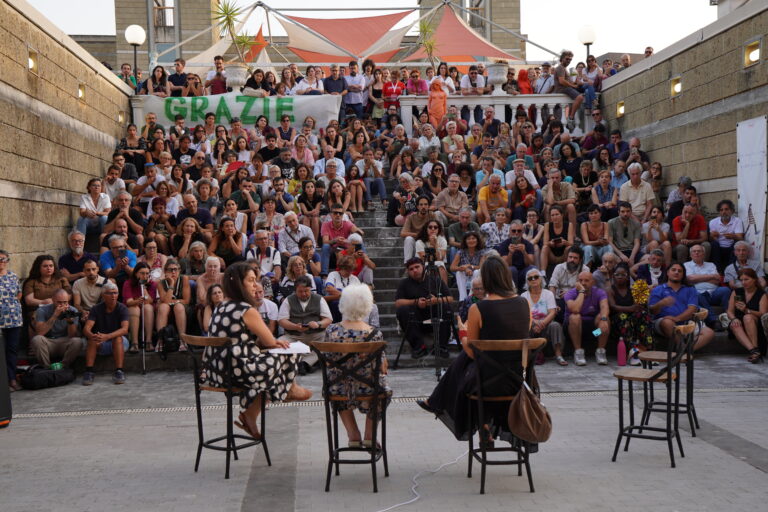 Oltre 300 persone da Chikù per la Pastasciutta Antifascista: a Scampia memoria, Palestina e comunità nel segno della resistenza