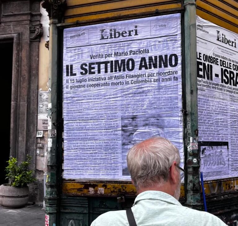 Spogliata l’edicola che ricordava Mario Paciolla, dopo la targa e il murale imbrattato, nuova offesa al ricordo del cooperante ucciso in Colombia