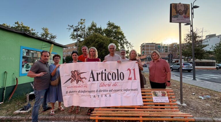 A Latina flash mob per Mario Paciolla davanti alla panchina arancione