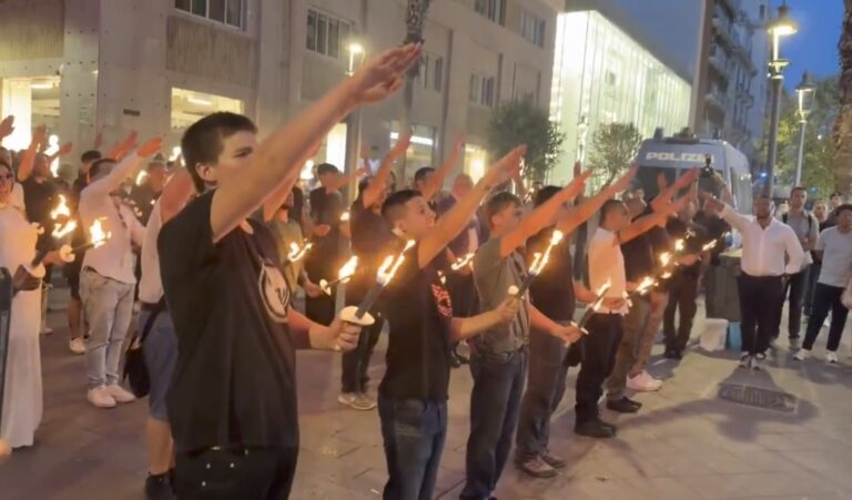 Saluti fascisti a Salerno. L’asticella nera, un po’ più in là
