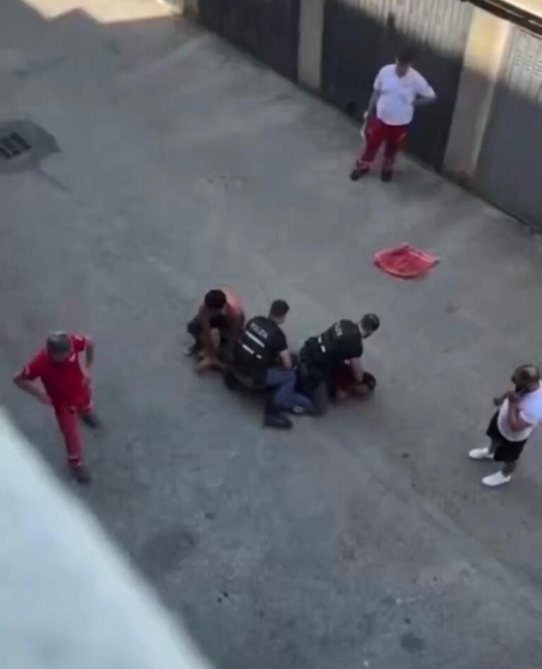 Bologna: un uomo muore ammanettato a faccia in terra. Bufera sugli agenti