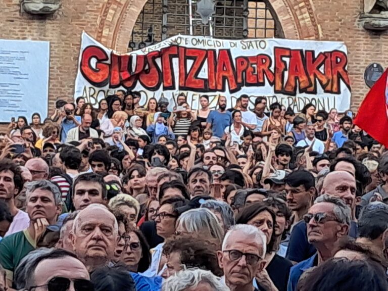 La piazza di Bologna, gremita, chiede verità e giustizia per Abderrahim Fakir