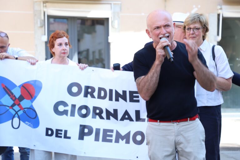 Articolo 21 a Chivasso per manifestare solidarietà ai giornalisti di Repubblica e Stampa aggrediti