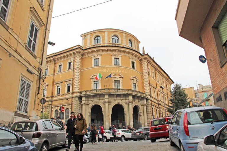 Viterbo, la scritta fascista sul liceo dell’antifascista Mariano Buratti
