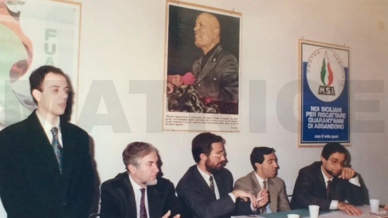 Catania 1987: il Ministro Musumeci e Gasparri sotto il ritratto di Mussolini. Lo scatto che riemerge dai social