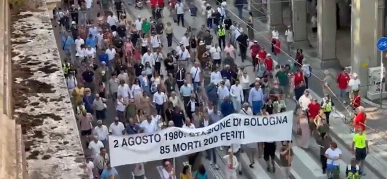 Bologna ricorda la strage del 2 agosto, Mattarella: “Fare giustizia è vittoria della democrazia”