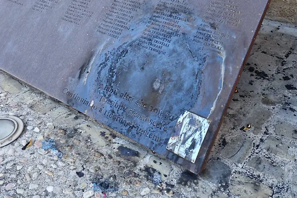 “Chi si ferma è perduto”. A Santa Maria la Longa il restauro del motto fascista