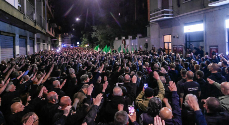 La giustizia che sdogana il plotone nero: 18 archiviazioni per i saluti fascisti a Ramelli
