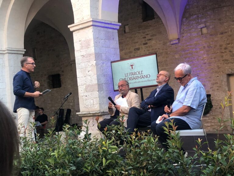 Grande successo dell’incontro “Le parole che disarmano”. A Nello Scavo il premio “Lupo di Gubbio per la riconciliazione”
