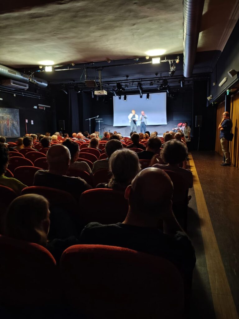 Milano, successo a teatro per “Curarsi è un diritto non un privilegio”