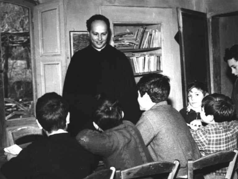 Il fascismo ieri e la destra di oggi: perché la destra cerca ora di appropriarsi del personaggio Don Milani mentre, nel 1965, lo ha combattuto ferocemente?