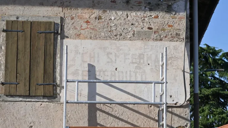 “Chi si ferma è perduto”. A Santa Maria la Longa il restauro del motto fascista