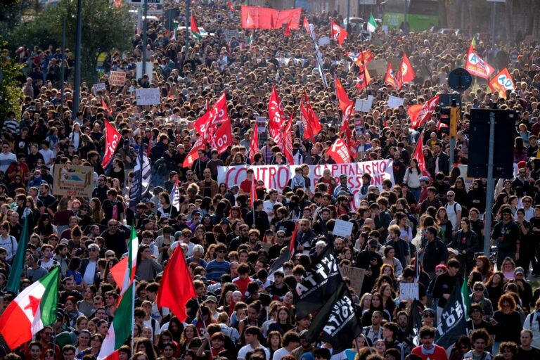 A Bologna 50 mila in corteo. Ancora una volta i giovani fanno la differenza