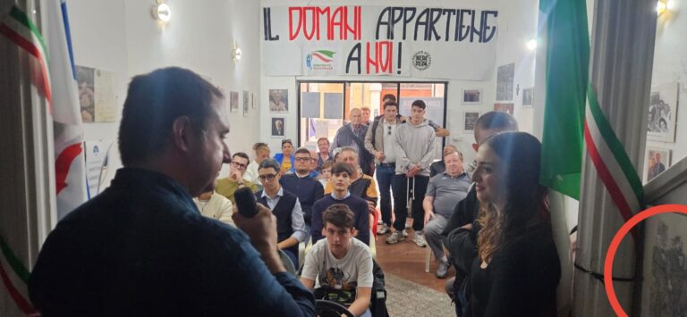 Civitavecchia, nella sede di Fratelli d’Italia spunta la foto della Marcia su Roma